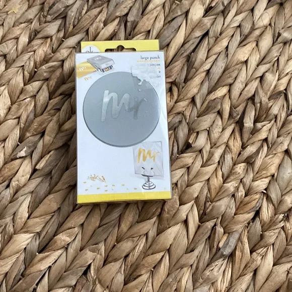 Mr. Paper whole punch - Picture 1 of 3